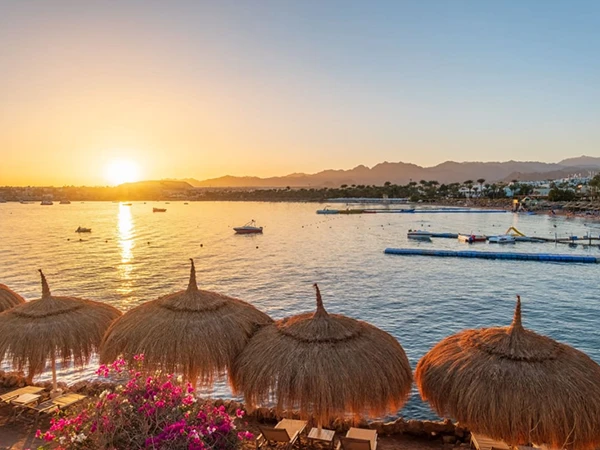 Plaja Naama Bay la apus
